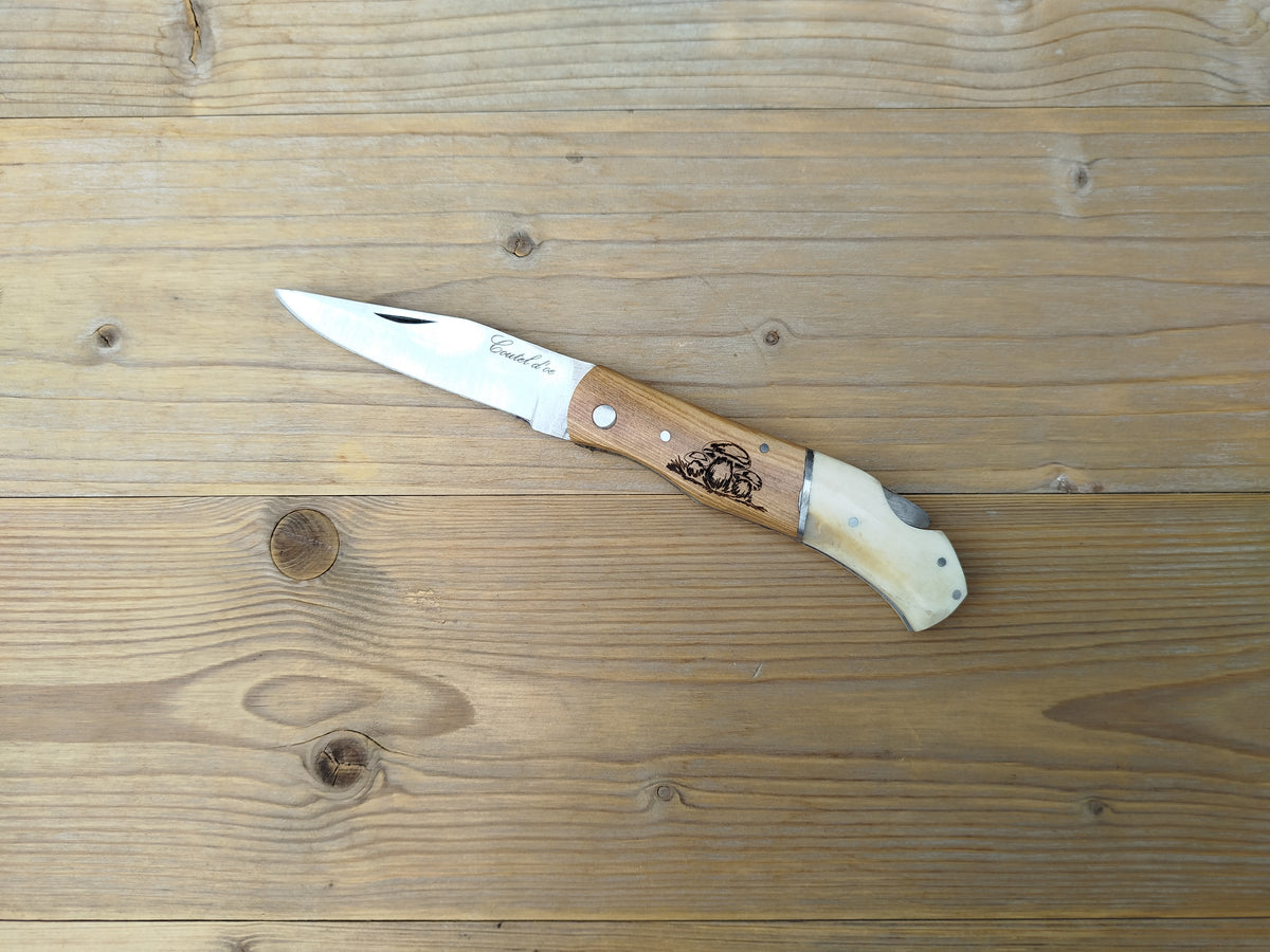 Couteau pliant en bois et os gravé